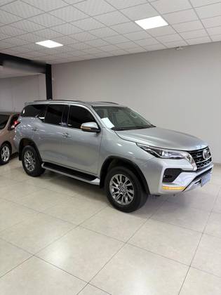TOYOTA HILUX SW4 2.8 D-4D TURBO DIESEL SRX 7L 4X4 AUTOMÁTICO